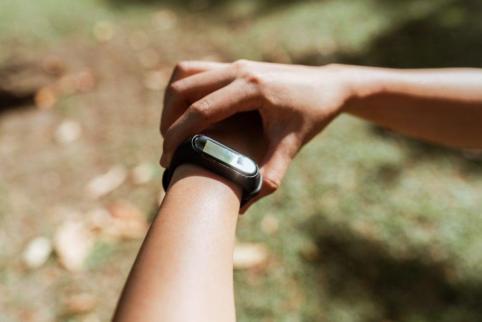 Luna Band vs Garmin Cirqa: 2026 Fitness Tracker Comparison | Specvaro